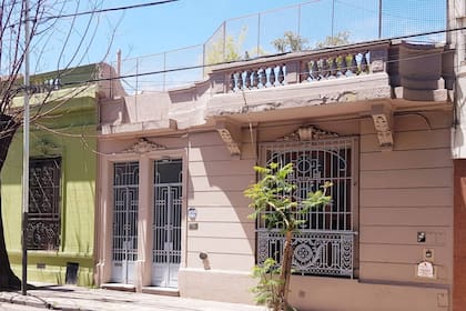 Algunos balcones del progreso llegaron a tener hasta sus barandas, como es el caso de este que se encuentra en la calle Quito, en Almagro