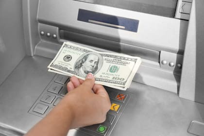 Algunos bancos cuenta con cajeros automáticos que expenden dólares