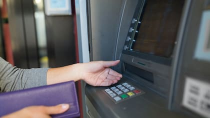 Extraer dinero de un cajero automático en el exterior puede costar hasta 380 pesos