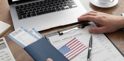 Algunos beneficiarios de visa deben solicitar un permiso de trabajo (EAD) para demostrar que están autorizados a emplearse en EE.UU.