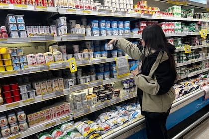 Algunos bienes asociados al tipo de cambio mostraron subas superiores al nivel general durante la semana que pasó: lácteos, aceites, azúcar, bebidas, productos de limpieza y de cuidado personal