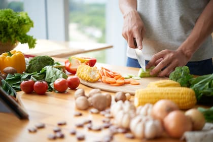 Algunos cambios en nuestra dieta, como la ingesta de más verduras y frutas, pueden ayudarnos a disminuir la hinchazón.