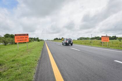Algunos carteles advierten a los conductores que quedan señalizaciones en el asfalto por terminar