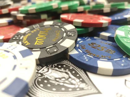 Algunos casinos ofrecen bebidas gratis a quienes están apostando, como forma de mantenerlos en el lugar