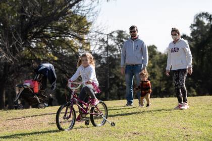 Algunos chicos aprovechan las salidas del fin de semana para aprender a andar en bicicleta