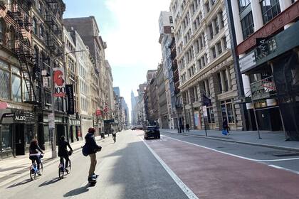 Algunos ciclistas en la Avenida Broadway, en Manhattan