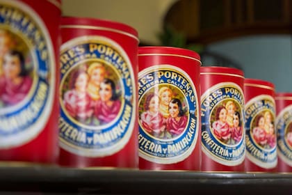 Algunos clientes se acercan con menús antiguos de bodas de antepasados que tuvieron catering del lugar