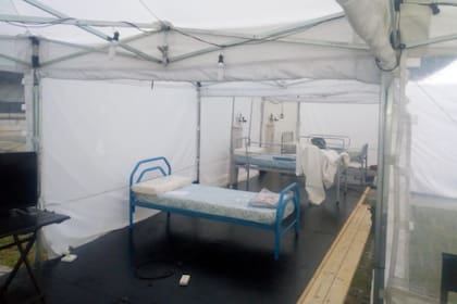 Algunos colectivos de gira, estacionados en la puerta de algunos hospitales, hoy están siendo utilizados para que descansen los médicos. Además, desde CAPTE montaron hospitales carpa de forma gratuita y ofrecieron toda su infraestructura para quien lo necesite