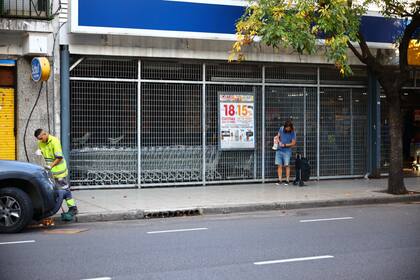 Algunos comercios abrieron durante la tarde