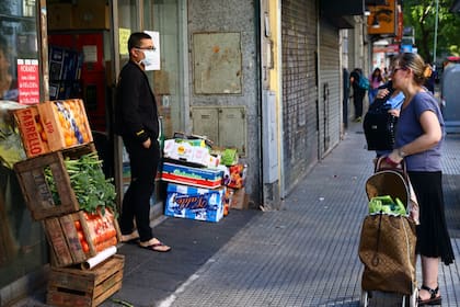 Algunos comercios abrieron durante la tarde