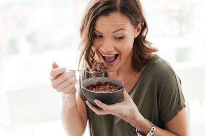 Algunos compuestos del chocolate, como la teobromina y la cafeína en pequeñas cantidades, pueden ayudar a mejorar la atención y la concentración (Foto de carácter ilustrativo: Freepik)