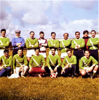Algunos de ellos fueron seleccionados para entrenarse en Francia con los nuevos Super Étendard; en la imagen, un momento de fútbol y distensión con los colegas franceses