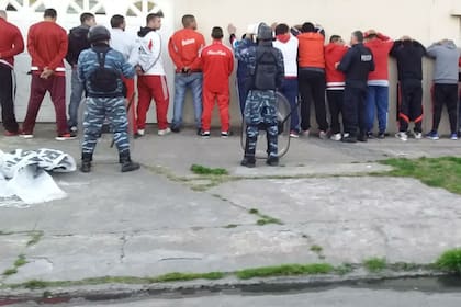 Algunos de los detenidos de la barra de River antes del partido con Godoy Cruz, en la cancha de Lanús.