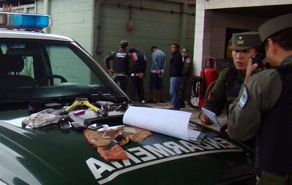 Algunos de los 6000 gendarmes desplegados en el Operativo Centinela, en un operativo con detenidos