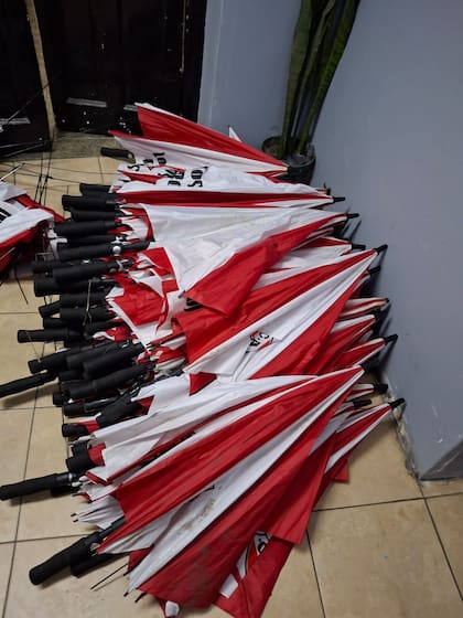 Algunos de los 94 paraguas secuestrados por la policía; hubo además 13 bombos y más de 20 banderas.