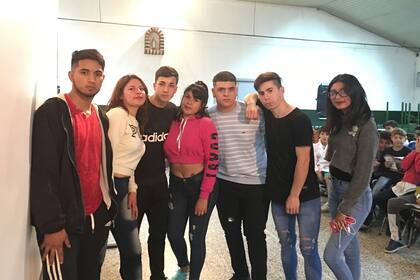 Algunos de los alumnos de la escuela, antes de que comience la proyección.