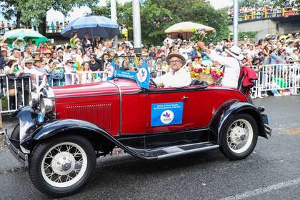 Algunos de los antiüos silleteros participaron del desfile en autos decorados