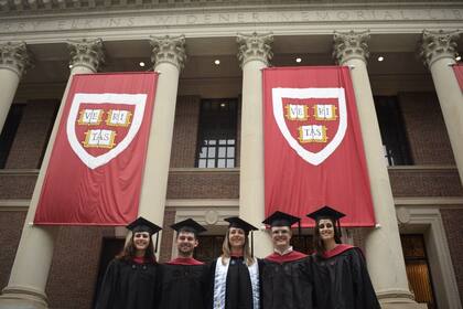 Algunos de los argentinos que recibieron sus diploma de Harvard en las últimas semanas son: Alfonsina Bagnarelli (Maestría en Administración Pública), Ignacio Lafuente (Maestría en Planificación Urbana), María Mercedes Sidders (Maestría en Administración Pública y Desarrollo Internacional de Harvard Kennedy School y Maestría en Administración de Negocios de MIT Sloan), Martín J. Quiroga Barrera Oro (Maestría en Planificación Urbana) y Soledad Patiño (Maestría en Arquitectura y Diseño Urbano)
