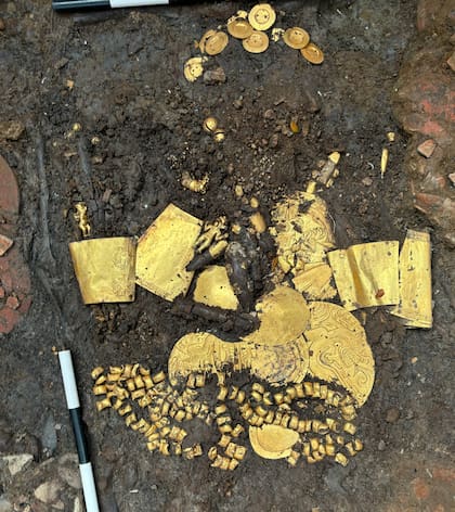 Algunos de los artefactos de oro que hallaron en la tumba, como collares, pectorales y pulseras