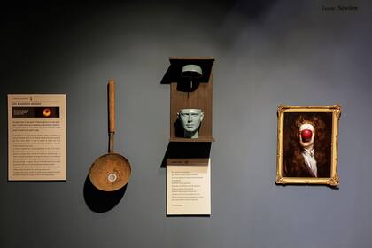 Algunos de los "artefactos metafóricos" que creó Bernasconi para la muestra 