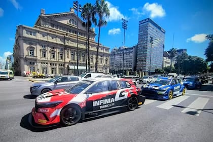 Algunos de los autos del TC 2000 recorriendo la Ciudad de Buenos Aires; aquí, por la avenida 9 de Julio, delante del Teatro Colón