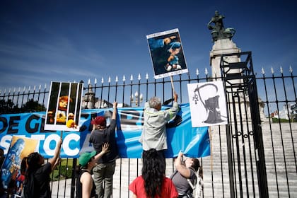 Algunos de los carteles que se colgaron en las rejas del monumento a los Dos Congresos