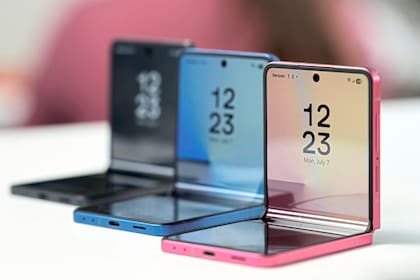 Algunos de los colores del Galaxy Z Flip7 que presentó Samsung (AP Photo/Seth Wenig)