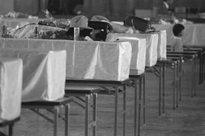 Algunos de los cuerpos recuperados tras el accidente fueron llevados a un gimnasio en Fujioka, Japón (Getty Images)