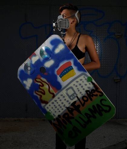 Algunos de los escudos en las protestas en Caracas