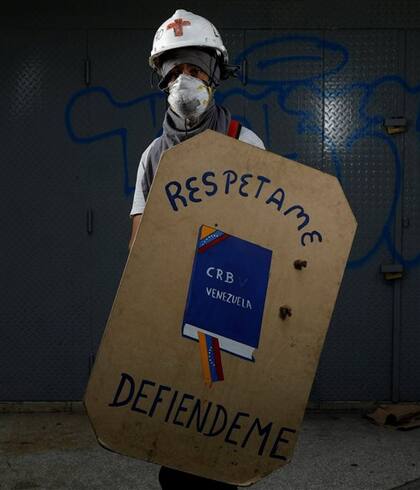 Algunos de los escudos en las protestas en Caracas
