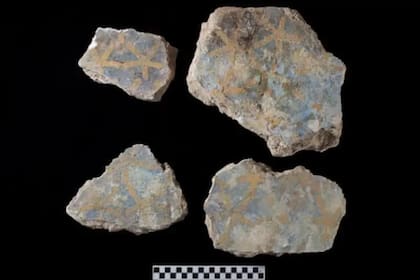 Algunos de los fragmentos de estuco con restos de policromía original procedentes de la tumba de Tutmosis II