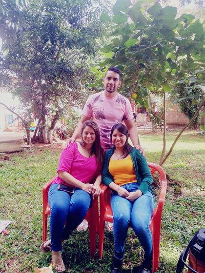 Algunos de los hermanos que se encuentran en Paraguay