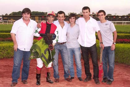 Algunos de los hermanos Quinteros, en un triunfo de Facundo, al que abraza Gustavo; con ellos, los chicos Wilson Moreyra y Gonzalo Bellocq, que luego serían jockeys