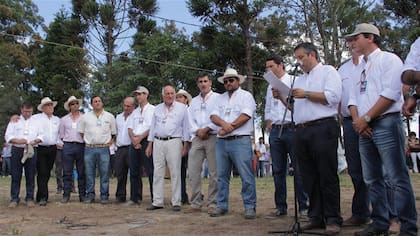 Algunos de los integrantes de la flamante entidad, en el momento de las palabras inaugurales de la exposición