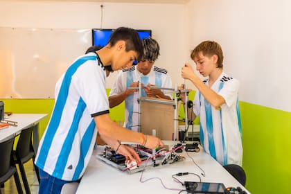 Algunos de los integrantes del equipo del colegio Tomas Alva Edison, de Mendoza, que viajarán a Singapur al Mundial de Robótica 2023