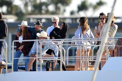 Algunos de los invitados al festejo de Camila Morrone, en el yate de lujo