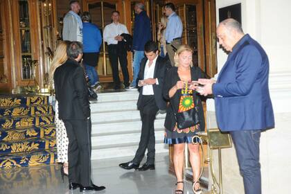 Algunos de los invitados, en la puerta del Alvear Palace