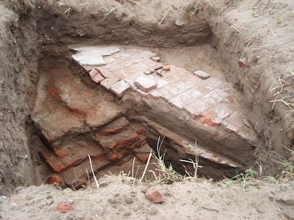 Algunos de los ladrillos que se encontraron luego de ubicado el Hotel Mar del Sud