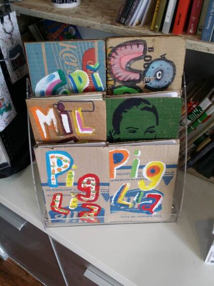 Algunos de los libros "cartoneros" de Bravo