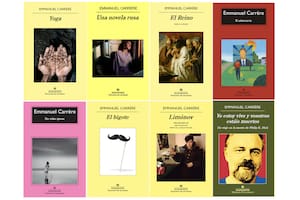 Una biblioteca con 8 títulos imprescindibles de Emmanuel Carrère