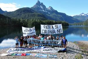 Marcharon para pedir la apertura de una ruta pública a Lago Escondido, pese a que un fallo avaló el camino privado