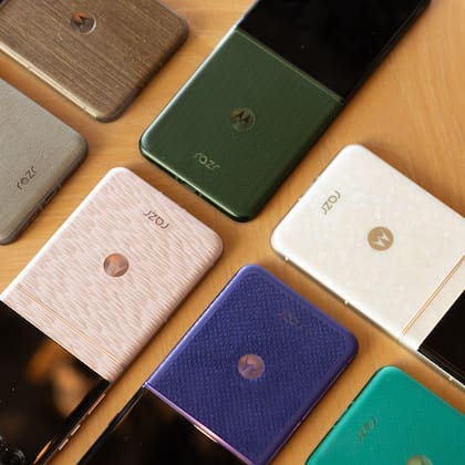 Algunos de los materiales, texturas y colores de la familia Razr 70 de Motorola
