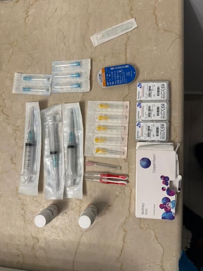 Algunos de los medicamentos secuestrados en un departamento de la calle Cabrera al 4700
