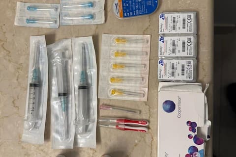 Algunos de los medicamentos secuestrados en un departamento de la calle Cabrera al 4700