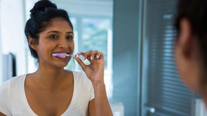 Algunos de los métodos mejor comprobados para remover la placa de microbios de los dientes rara vez se practican