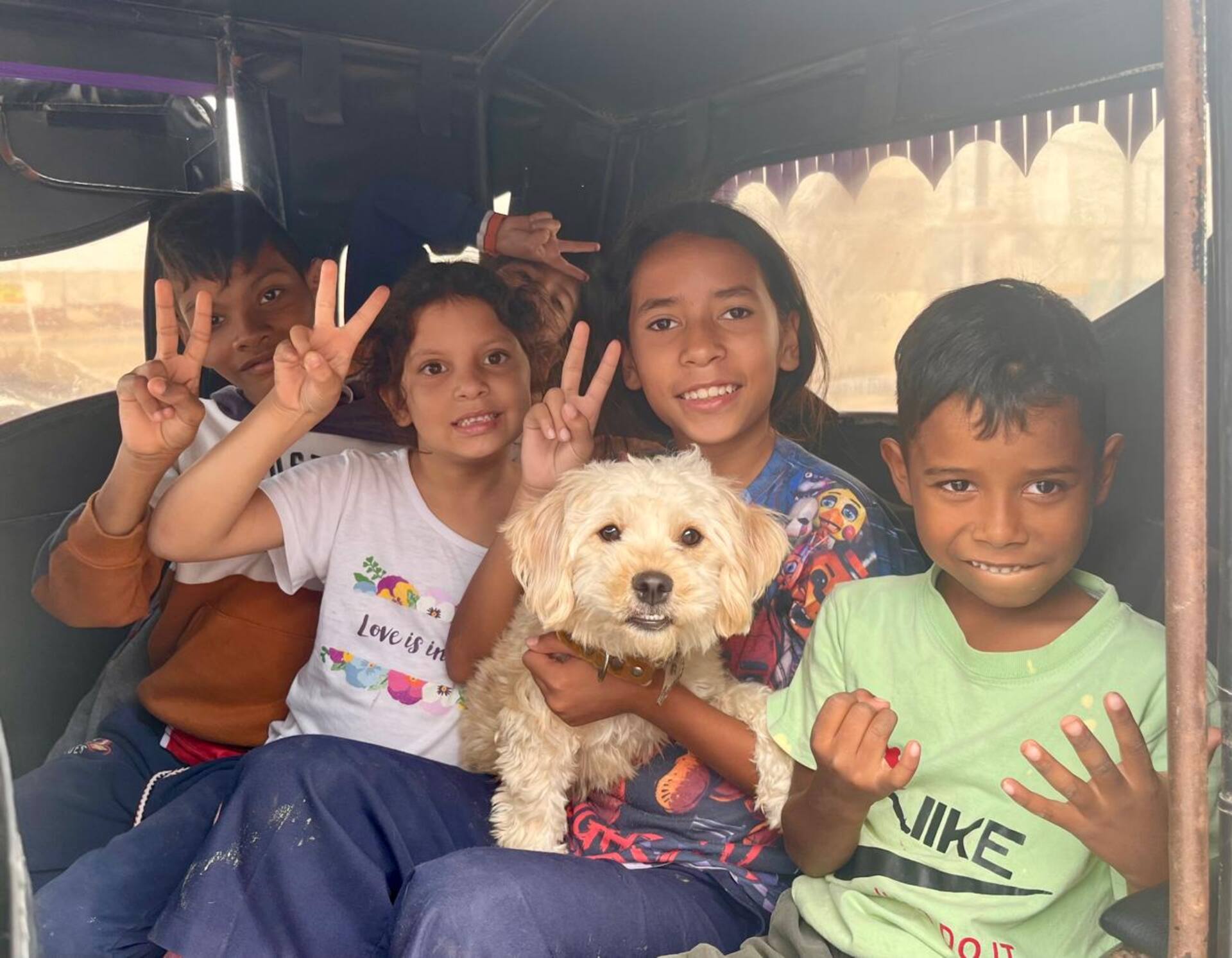 Algunos de los migrantes venezolanos que hoy viven con sus padres en el centro de acogimiento que ayudó a crear Prevost en Chiclayo, Perú