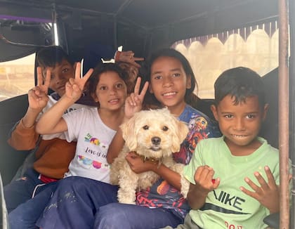 Algunos de los migrantes venezolanos que hoy viven con sus padres en el centro de acogimiento que ayudó a crear Prevost en Chiclayo, Perú