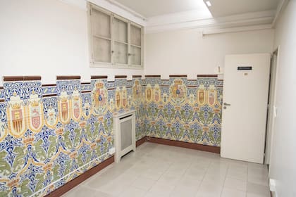 Algunos de los mosaicos que aun hoy conserva el edificio