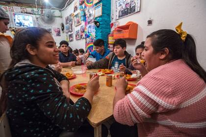 Algunos de los niños que asisten al comedor Todo por los chicos, del Barrio Loyola, en San Martín
