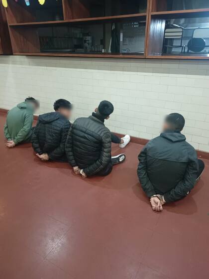 Algunos de los ocho delincuentes detenidos por robar notebooks en escuelas porteñas